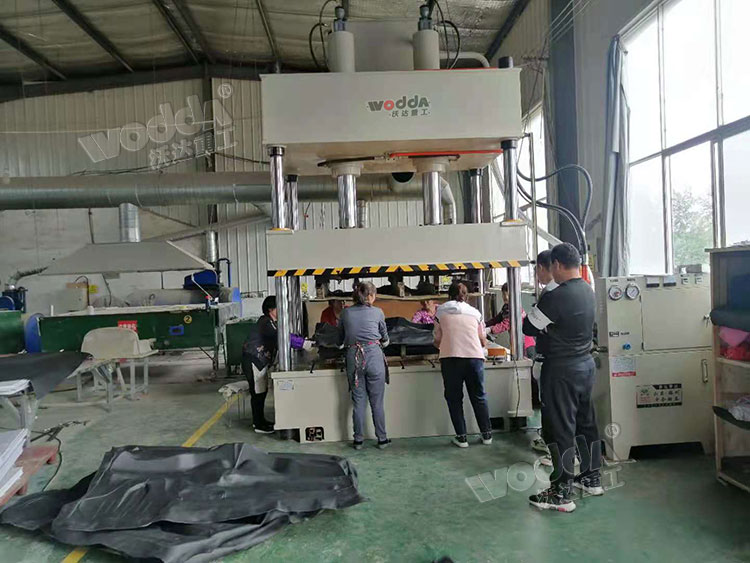 200噸汽車(chē)內(nèi)飾件熱壓成型液壓機(jī) 200噸汽車(chē)內(nèi)飾件熱壓成型液壓機(jī)